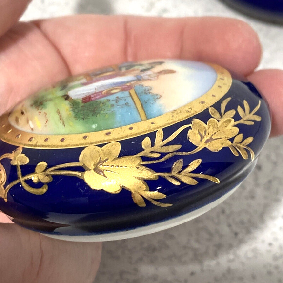 Vintage porcelain trinket box hand painted cobalt blue gold gilt courting scene - Picture 7 of 9